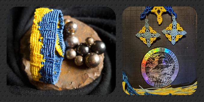 Montage de 2 photos. 
Sur celle de gauche on voit un bracelet macramé bleu et jaune aux fils bleus et jaunes noués de manière irrégulière. Il est posé sur une composition de differentes billes de métaux et d'aimants sur un socle industriel en fonte. 
Sur celle de droite on voit une paire de boucles d'oreilles en croix facons entrelacs celtiques bleues et jaunes elles aussi. Elles sont accrochées au dessus d'un magnifique autocollant holographique rond de NoBonzo où on voit un navire pirate au centre et le slogan "NO GODS NO MASTERS NO CAPTAINS" tout autour.