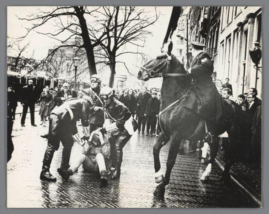 Rellen bij het huwelijk van prinses Beatrix en prins Claus, Raadhuisstraat, Amsterdam, Ed van der Elsken, 1966