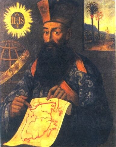 17-a jarcenta potrreto de la jezuito Martini. Li estas vestita en ekleziaj vestaĵoj kaj tenas flavan mapon pri Ĉinio