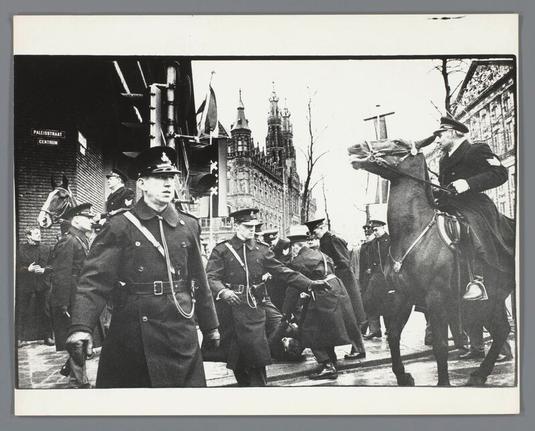 Rellen bij het huwelijk van prinses Beatrix en prins Claus, Nieuwezijds Voorburgwal, Amsterdam, Ed van der Elsken, 1966