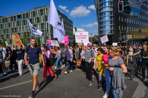 WWF-Menschen mit pinken Schildern mit Klimaforderungen: „This Barbie wants Klimageld!“, „Kenergy statt LNG!“, „This Barbie wants Klimaschutzgesetz!“, „Euer Klimaschutzgesetz is not kenough!“, „Euer Klimaschutz ist schwächer als Kens Ego!“ beim 13. globalen Klimastreik von Fridays for Future, Kronprinzenbrücke, Berlin, 15.09.2023