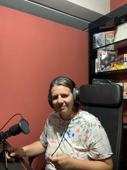 Alma Lewer mirando a cámara durante la grabación de un episodio del podcast.