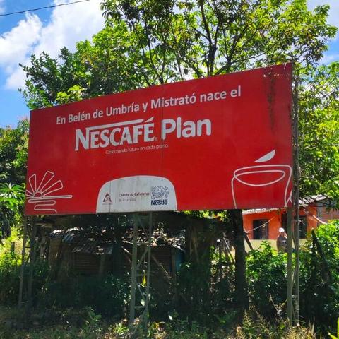 Nescafé grüßt am Ortseingang von Belén de Umbría