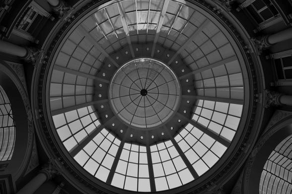 The inner roof of a shopping center photographed from below.

Das Innendach eines Einkaufszentrums, von unten fotografiert.