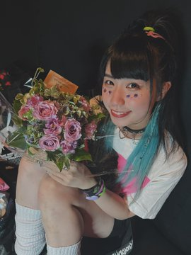 Roa with birthday flowers