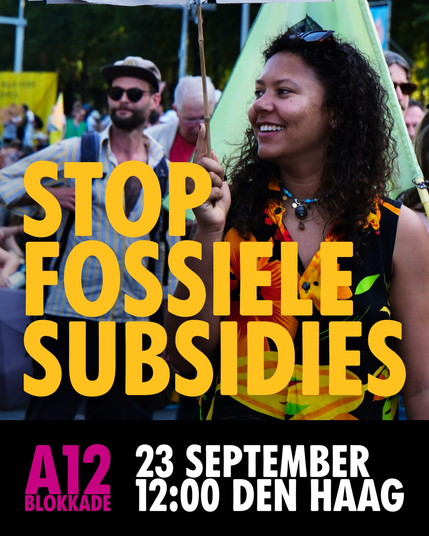 Een demonstrant met een zonnebril in haar haar en het stokje van een protestbord (buiten beeld) in haar hand staat op de A12. Ze glimlacht. Achter haar nog meer demonstranten. Tekst: Stop fossiele subsidies, A12-blokkade, 23 september 12:00 Den Haag