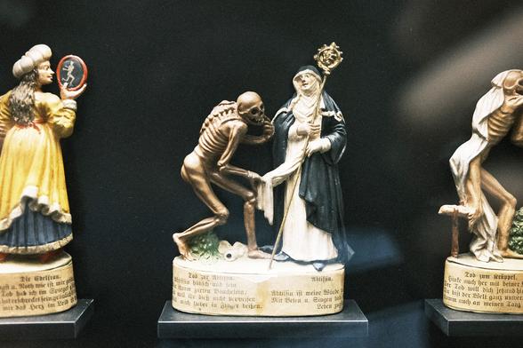 Figures of the  Zizenhausen Danse Macabre. A copy of the Basler #Totentanz, fired day, cast using a mould, 1822/1823.
