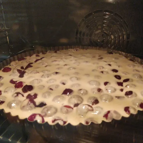 Le clafoutis cru dans le four