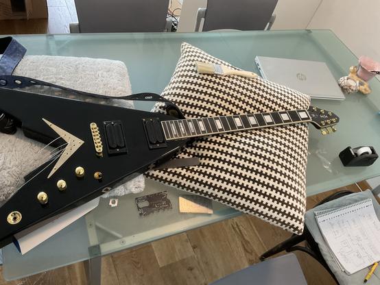 #flyingV guitar on the tablet without strings