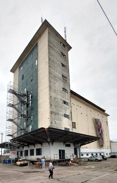 Industrierunine des Saatgutspeichers in Potsdam-Rehbrücke als Betonriese mit 9 Stockwerken.