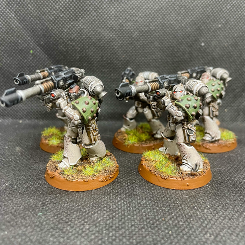 5 Heavy Support Marines of the Death Guard Legion, armed with Lascannons