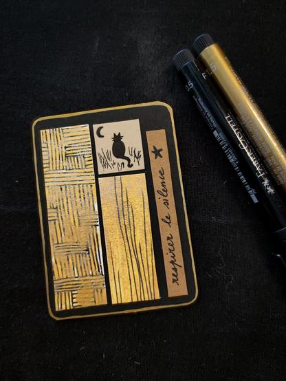une carte et deux stylos