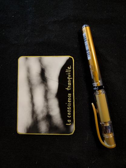 une carte et un stylo