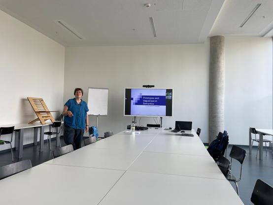 me in front of a presentation: Prototypes and Vagueness in Semantics