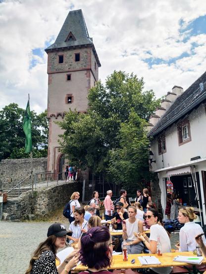 Nach Aufstieg zur Burg und gleichzeitigen Ideenfindung haben sich alle eine Pause verdient!