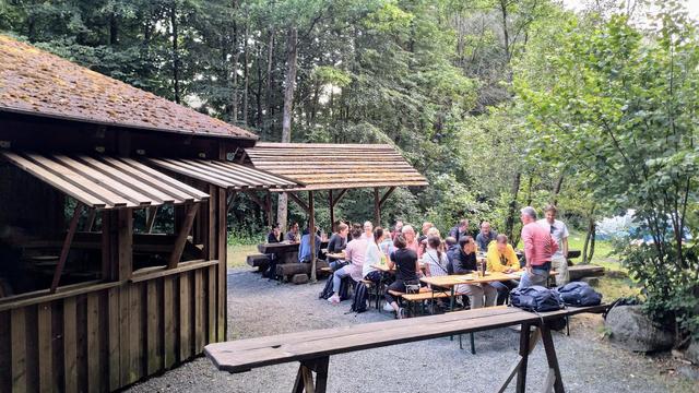Abschluss an der Grillhütte.
Alle sind gut gelaunt und stolz auf Ihre Leistung!