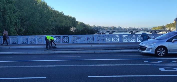 Photo d'un ouvrier travaillant sur le revêtement de la piste cyclable