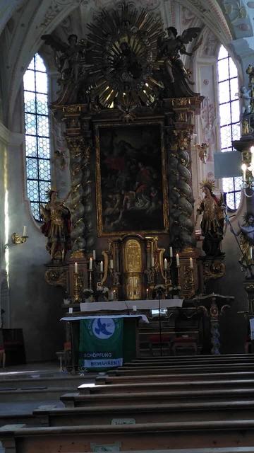 Eine C4F-Fahne hängt am Altar einer Kirche.