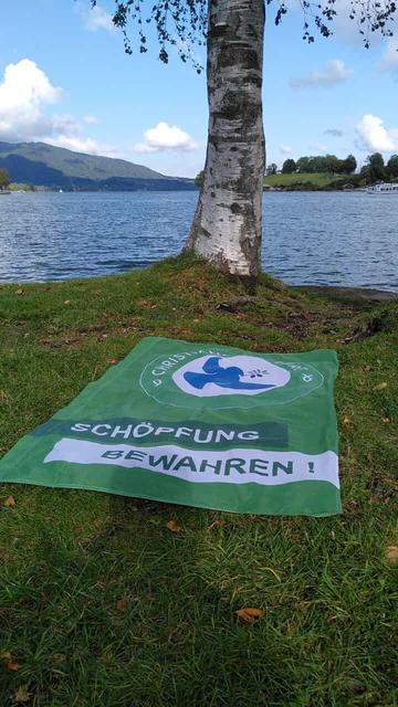 Eine C4F-Fahne liegt am Ufer des Tegernsees.