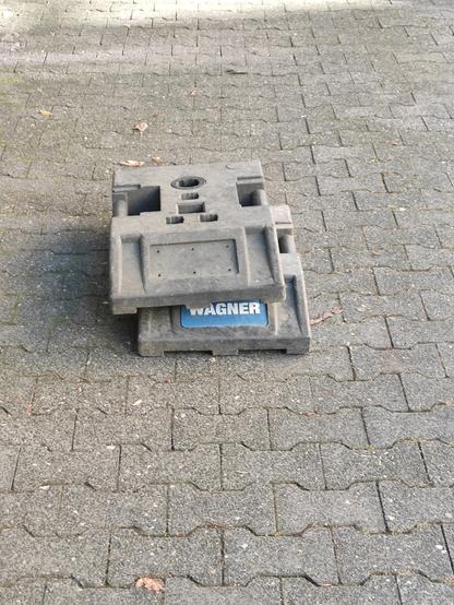 Schwere Füße für temporäre Baustellenschilder mitten auf dem Gehweg.