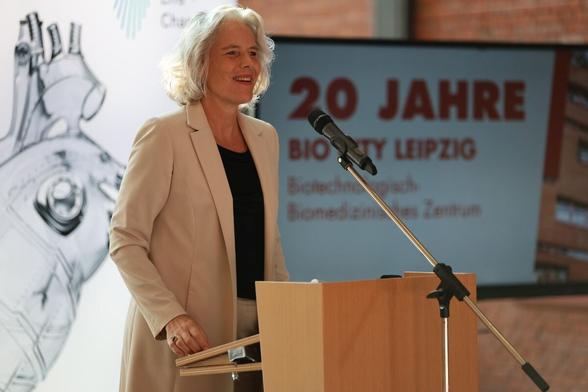 Rektorin Eva Inés Obergfell bei einer Rede