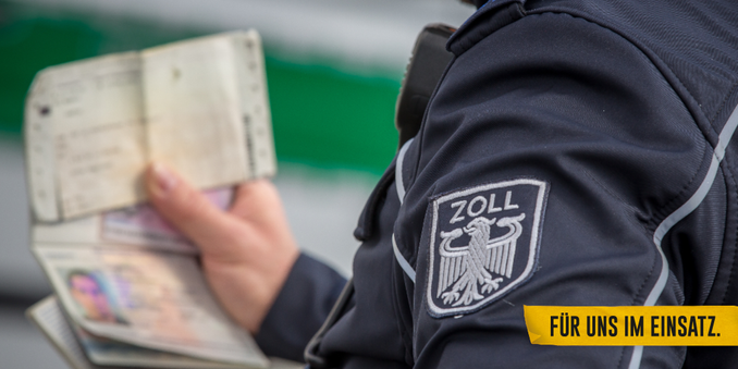 Durch den Zoll werden Ausweispapiere in der Handgehalten und geprüft. Schulterblick. Symbolbild