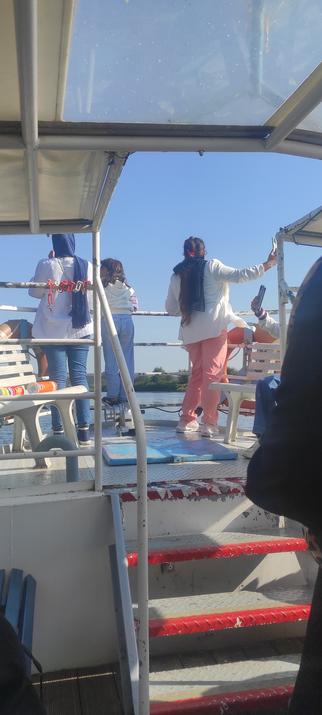 Ein bisschen Titanic Feeling. 3 Frauen an der Spitze eines Flussschiffes