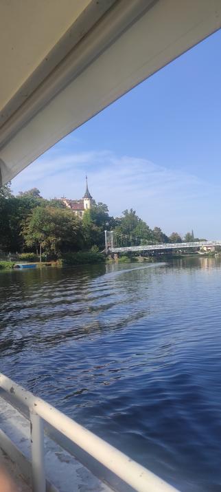 Blick vom Schiff auf Mulde und Hängebrücke