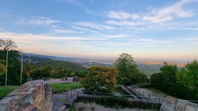 Blick vom Hambacher Schloss in die Rheinebene