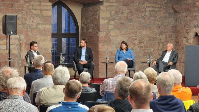 Podium mit 4 Personen im Hambacher Schloss und Publikum