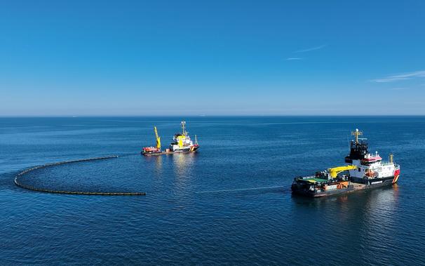 Blick aus der Luft auf eine gemeinsame Übung der Mehrzweckschiffe SCHARHÖRN (links) und ARKONA (rechts) auf der Ostsee. Gemeinsam ziehen die beiden Schiffe eine Ölsperre.