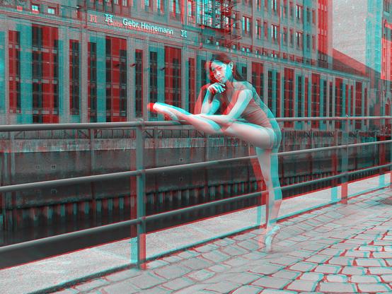 Ballerina in der Speicherstadt Hamburg. Sie steht auf Spitze und hat ein Bein auf ein Fleet-Geländer gelegt. 3D Bild.