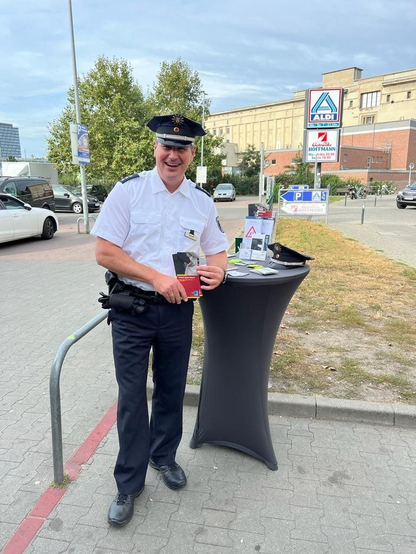 Ein Polizist am Präventionsstand.