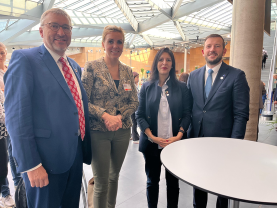 Staatssecretaris Heijnen poseert met André Weidenhaupt (Luxemburg) Zakia Khattabi (België) en Virginijus Sinkevičius.
