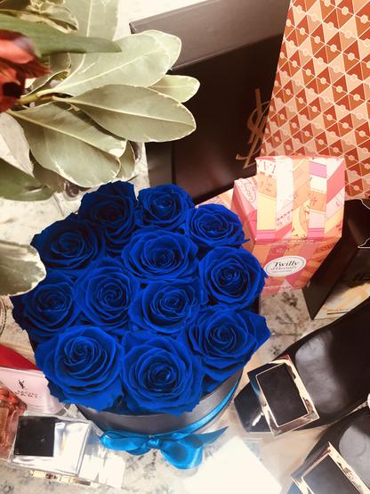 Blue roses, Roger Vivier’s shoes, Hermès’ perfume in a capture.