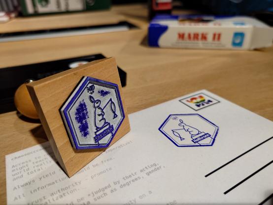 Ein Stempel vom Code for Heilbronn Logo sowie eine Postkarte mit einem angebrachten Stempelbild