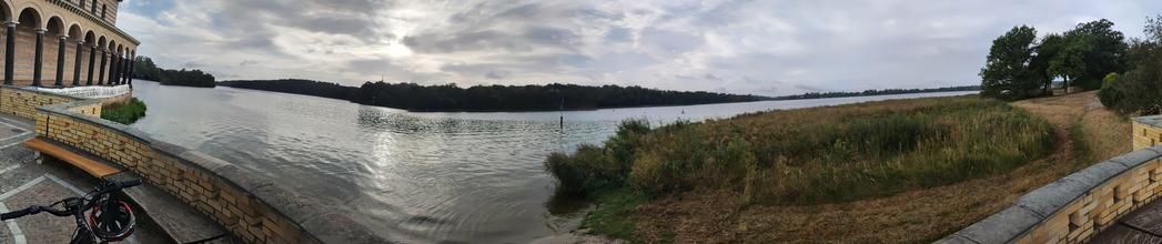 Panoramabild mit Handy Kamera erzeugt. Es zeigt einen geschätzt 270° Blick von der Heilandskirche an der Havel links im Bild rüber zur anderen Seite der Havel mit dem Düppelforst Nähe Wannsee. Dann weiter zur Glinecker Brücke und Potsdam bis wieder zurück auf meine Ufer Seite rechts im Bild.

Nebenbei ist natürlich ganz viel die Havel zur erkennen und bisschen die trüben Wolken.