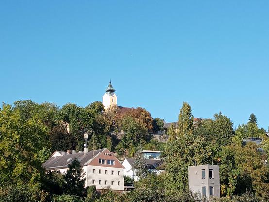 Blick von der Haltestelle zur Kirche St Magdalena