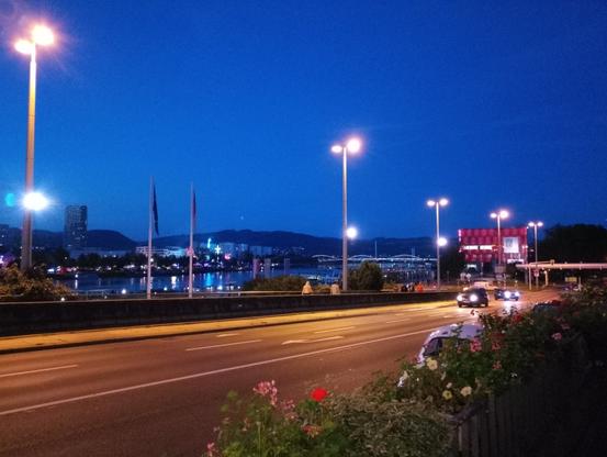 Abendfoto von der Donaubrücke. Das Lentos ist rechts im Bild in roter Beleuchtung zu sehen.