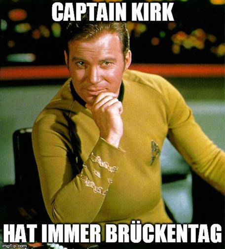 Käptn Kirk (Star Trek) auf der Raumschiffbrücke, man sieht den Text Captain Kirk hat immer Brückentag