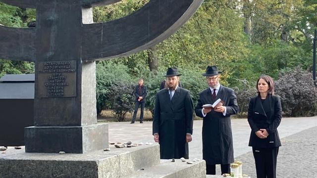 Rabbi Levi Matusof und Rabbi Raphael Rutman von der Föderation der jüdischen Gemeinden in der Ukraine stehen mit Annalena Baerbock an der Gedenkstätte Babyn Jar, Ukraine, 2. Oktober 2023. Quelle: Deutschlandfunk