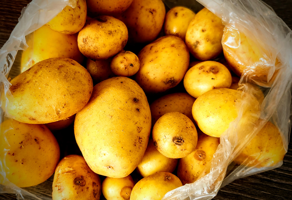Tüte voller gelber Kartoffeln...