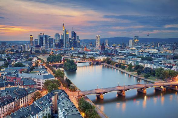 Frankfurt am Main in der Abenddämmerung.