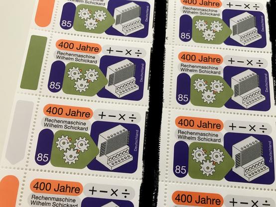 Postage stamps with the motive "400 Jahre Rechenmaschine Wilhelm Schickard" and a minimalist illustation of Schickards mechanical calculator.