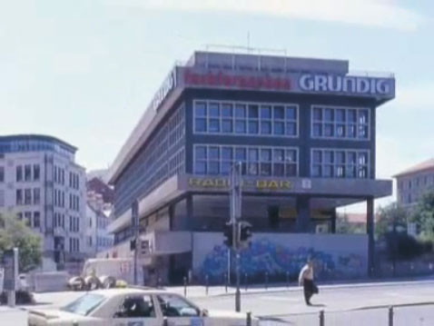 Das Gebäude der "Radio Bar", ursprünglich mal Radio Barth. Ungewöhnliche 60er Jahre Architektur, 3- oder 4-stöckig, teilweise auf Stelzen. Waschbeton und 4 Reihen Mini-Fenster rund um das Gebäude. 
https://de.m.wikipedia.org/wiki/Radio_Barth