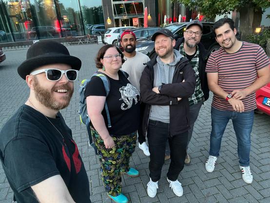 Christian LeFou, Johanna Nolte, Arafat Alves, Johannes Mirus, Marc John, Sascha Foerster, Gruppenselfie vor dem Vulkan Brauhaus.