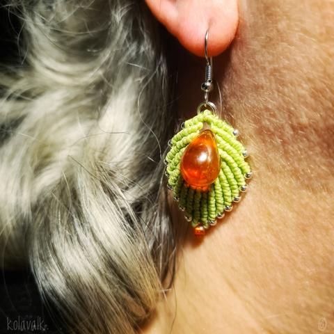 Détail d'une des boucles d'oreilles portée à mon oreille