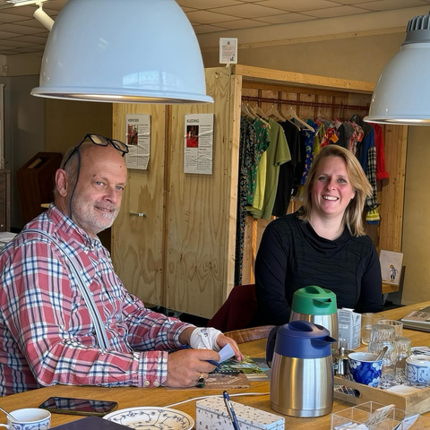 Links Gerard, rechts Janneke in het Inspiratiehuis in De Groene Transformator.