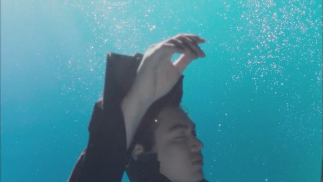 Screenshot from the kdrama Legend of The Blue Sea. Joon-jae, the male lead, is sinking underwater in the ocean.