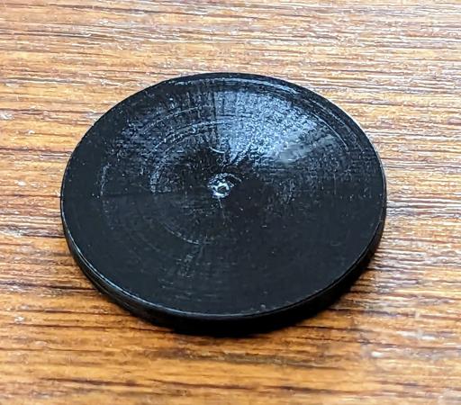 Ein Einkaufschip, dessen obere Seite mit der OrcaSlicer Glätten Funktion (Spirale) behandelt wurde. Mit minimalen Extruder Einstellungen wird einfach mit der heißen Düse drübergefahren.